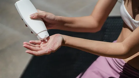 Zelfbruiner aanbrengen zonder strepen: stap voor stap