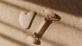 Jade roller vs gua sha: wat werkt beter voor je huid?