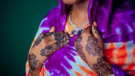 Henna uit kleding wassen: dit werkt echt (en dit niet)