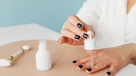 Bovenste laag nagel beschadigd: oorzaken, herstel en voorkomen