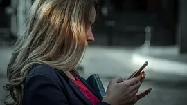 Waarom je je relatie pas later op Insta laat zien