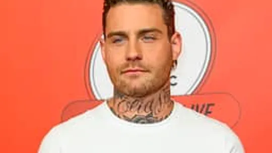 Douwe Bob beloont tip met €2.000 voor teruggebrachte gitaar