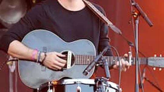 Dotan verwelkomt dochter Yael Louise: een nieuw hoofdstuk voor de singer‑songwriter
