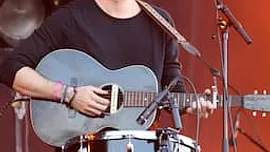 Dotan verwelkomt dochter Yael Louise: een nieuw hoofdstuk voor de singer‑songwriter