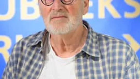 Herman Koch onthult Parkinson-diagnose: “Ik ben al een beetje gewend”